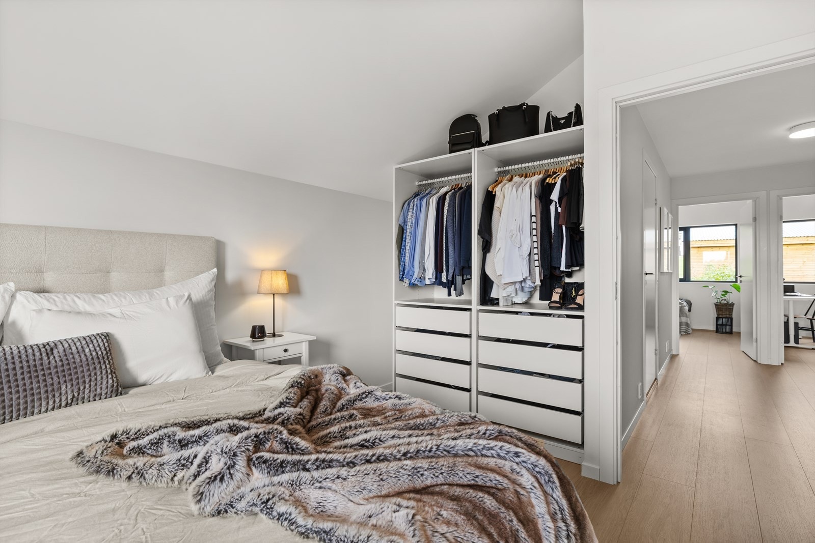 Her finner du også en praktisk garderobeløsning som gjør det enkelt å holde orden på klær og tilbehør. Galleribilde