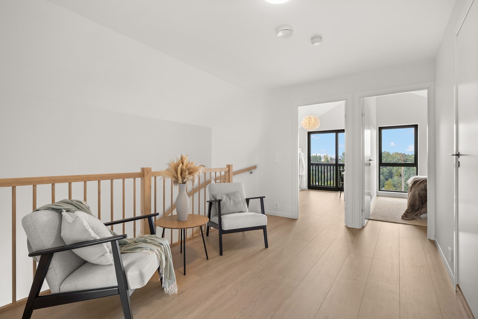 I 2. etasje bindes rommene sammen av et lys og luftig rom som fungerer som gir en naturlig sone for tv/medierom i boligen. Herfra har du adkomst til fire soverom og et romslig baderom. Galleribilde