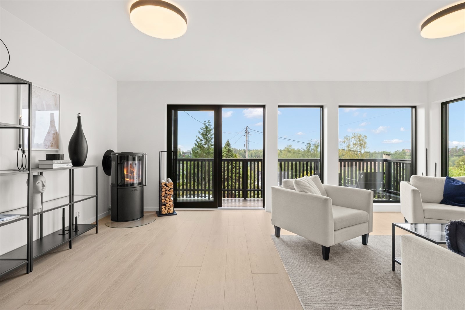 De store vindusflatene slipper inn rikelig med lys og leder blikket naturlig videre ut mot balkongen på 5,8m², som forlenger stuen ut i friluft. Galleribilde