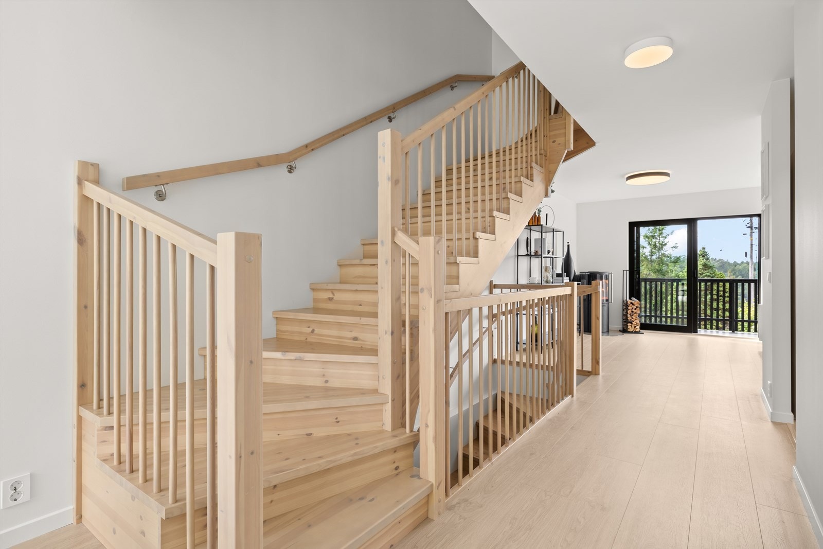 Boligen binder etasjene sammen med en elegant, innvendig tretrapp. Galleribilde