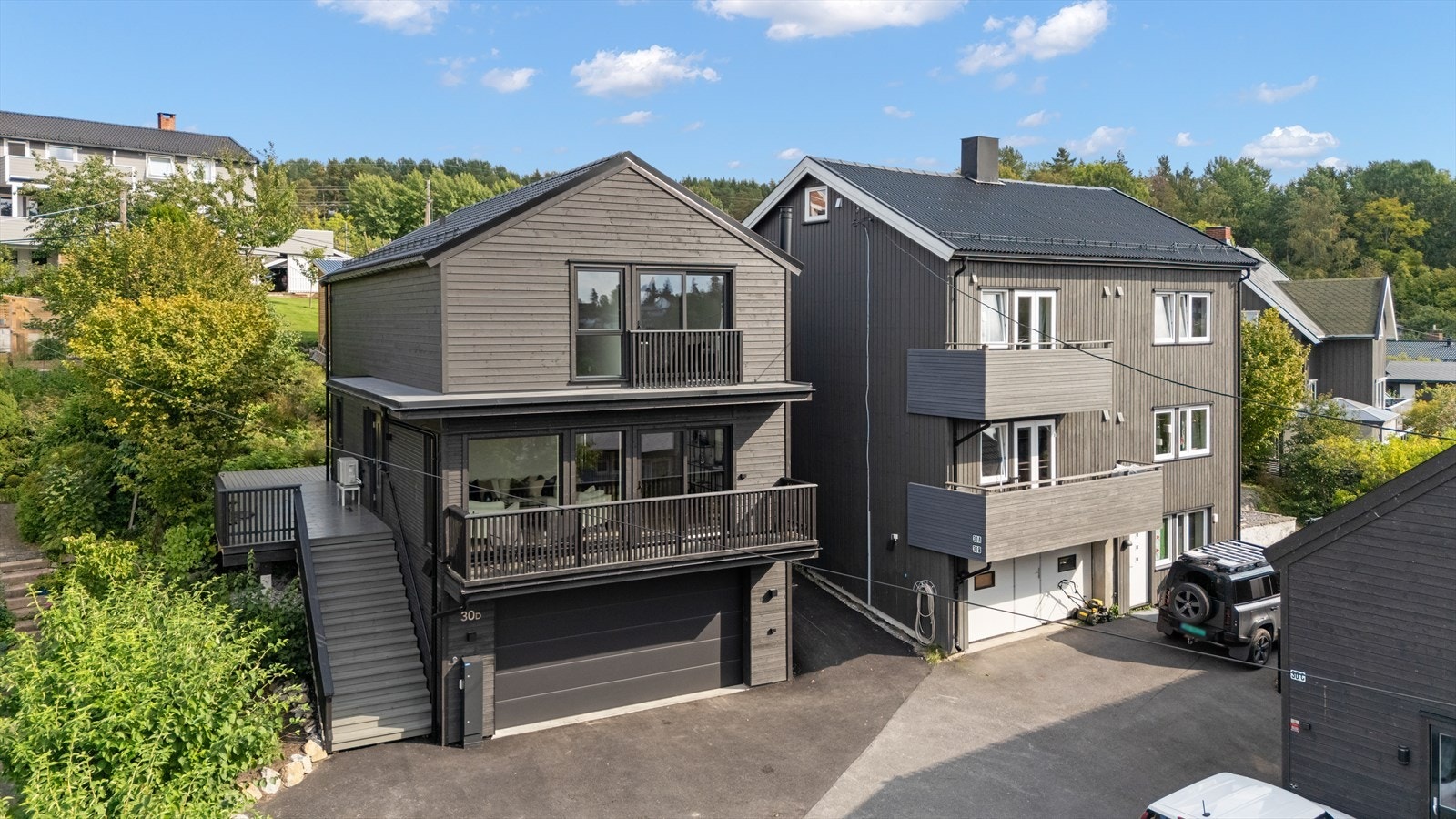 Lerdalsveien 30D ligger i det familievennlige nabolaget Øvre Prinsdal, et område som er spesielt anbefalt for barnefamilier. Galleribilde