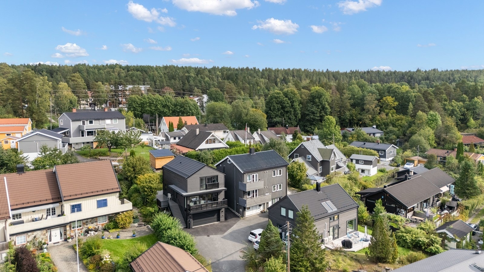 Her får dere en moderne familiebolig i grønne og trygge omgivelser, med nærhet til både marka, fjorden og byen - et hjem der dere virkelig vil trives. Galleribilde