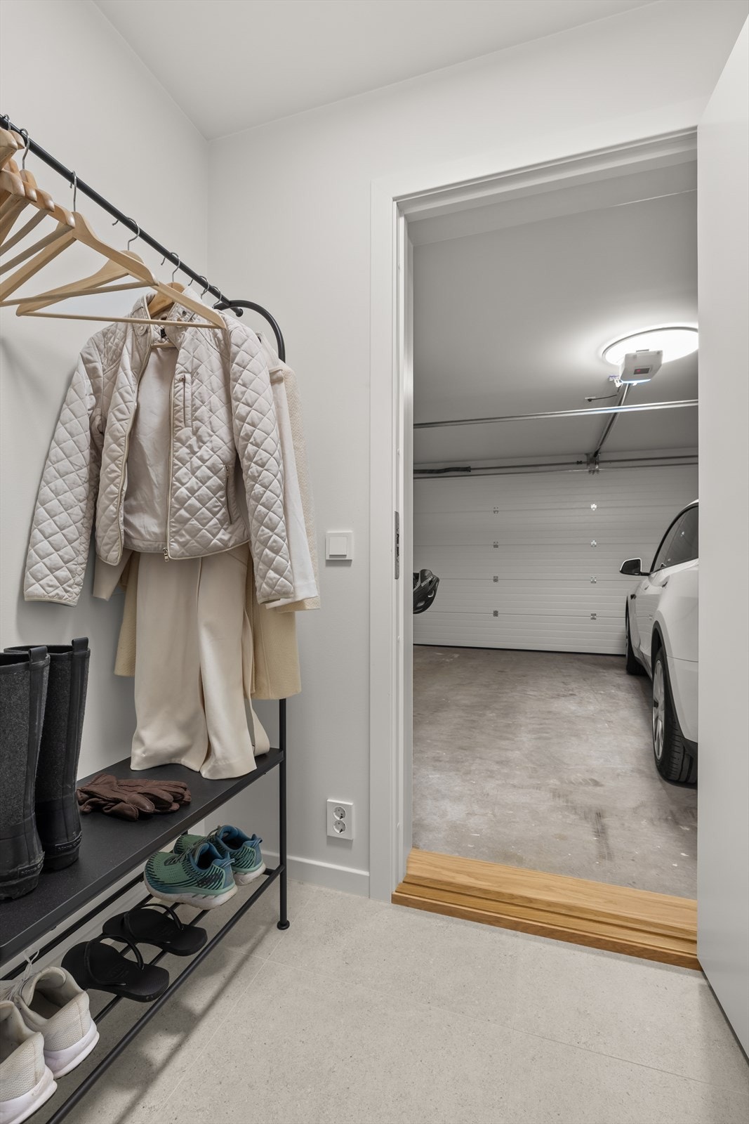 En praktisk sluse med plass til oppbevaring tar dere videre til boligens dobbelgarasje. Galleribilde