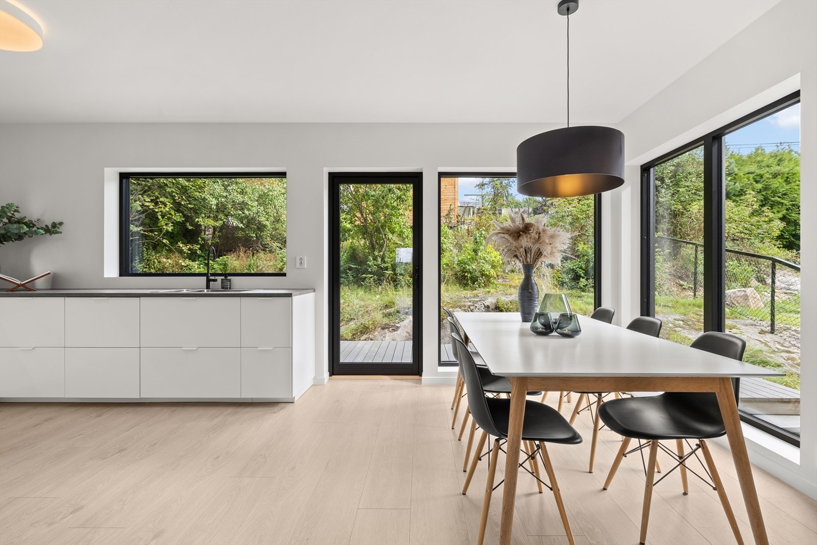 Drømmer dere om en moderne familiebolig fra 2024 der høy standard, gjennomført design og solfylte uteplasser møter en fredelig beliggenhet nær marka og byen? Galleribilde