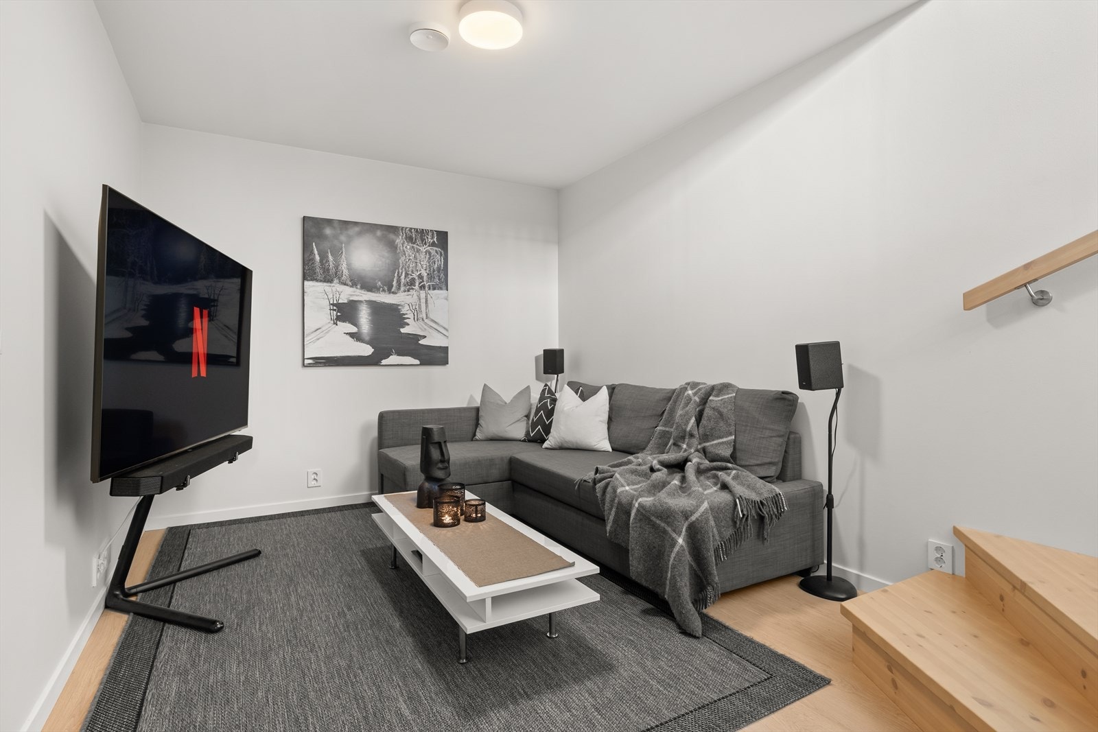 Etasjen inneholder et multifunksjonelt rom som i dag benyttes som TV- og mediarom, men som enkelt kan tilpasses til hjemmegym, lekerom eller kontor etter behov. Galleribilde