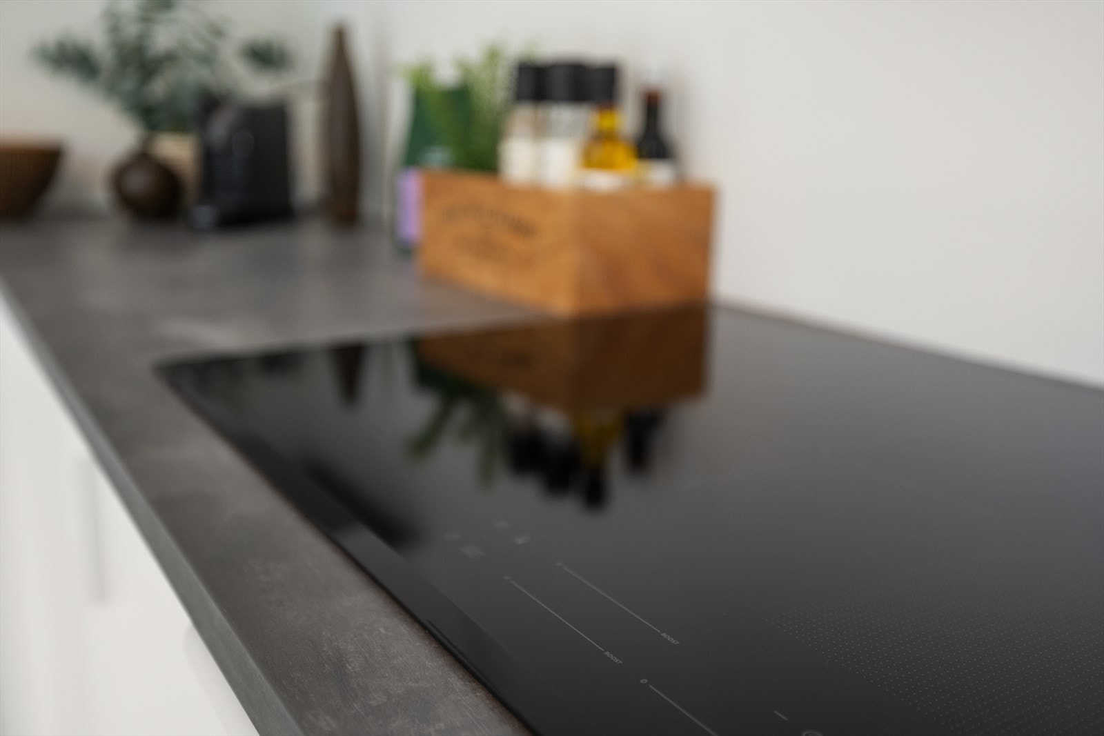 For ekstra trygghet er det montert både komfyrvakt og automatisk vannstopper. Induksjon koketopp sikrer rask oppvarming. Galleribilde