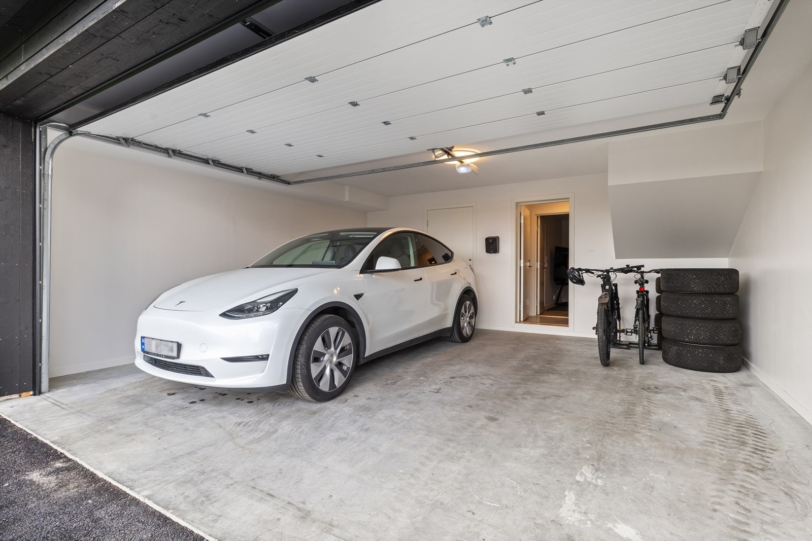 Her er det god plass til to biler, sykler og sportsutstyr. Galleribilde