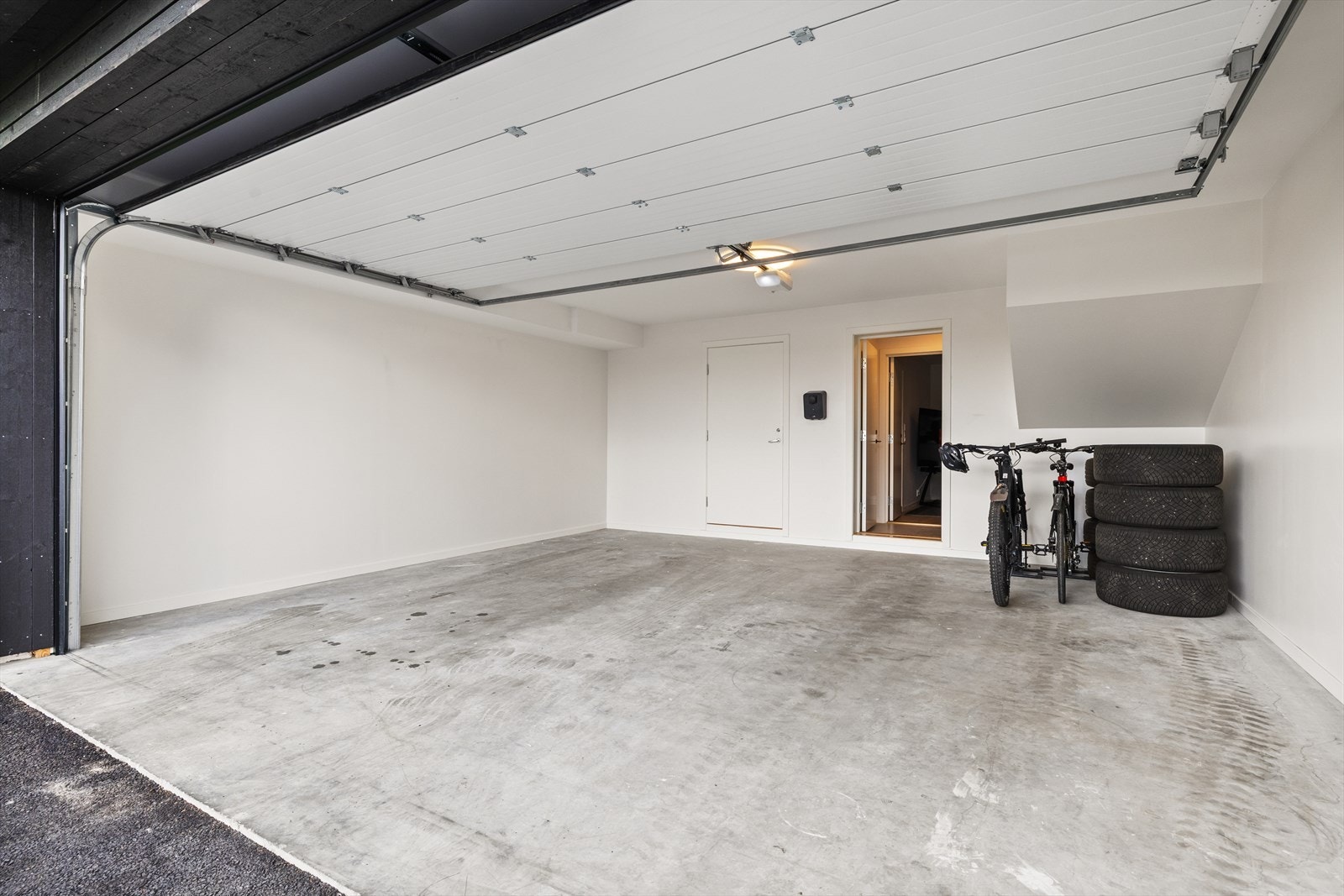 Garasjen fungerer ikke bare som en trygg parkeringsplass, men også som et funksjonelt oppbevaringsrom som gir boligen ekstra verdi i hverdagen. Galleribilde