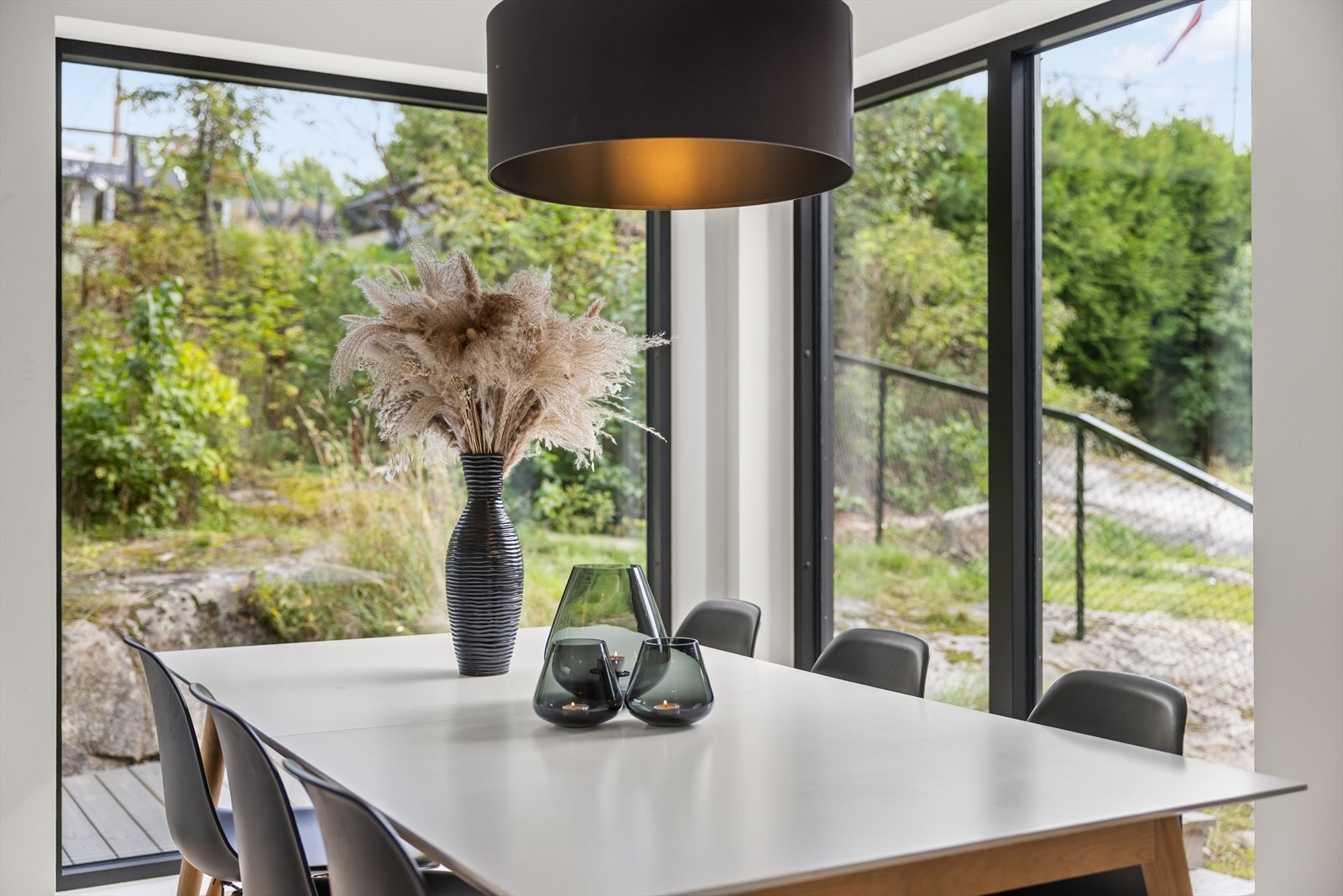 Spisebordet finner sin ideelle plass i en naturlig del av rommet. Med et grønt utsyn utenfor vinduene kan du nyte hyggelige middager i rolige omgivelser. Galleribilde