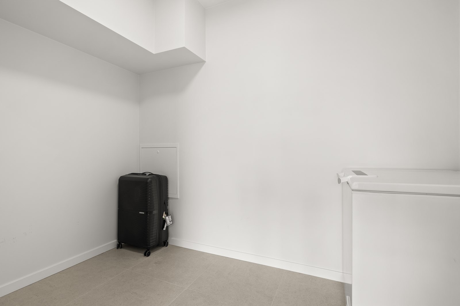 I tillegg er det en praktisk bod for oppbevaring, slik at underetasjen kombinerer lagring og tekniske funksjoner på en optimal måte. Boden har også balansert ventilasjon og er varm. Galleribilde