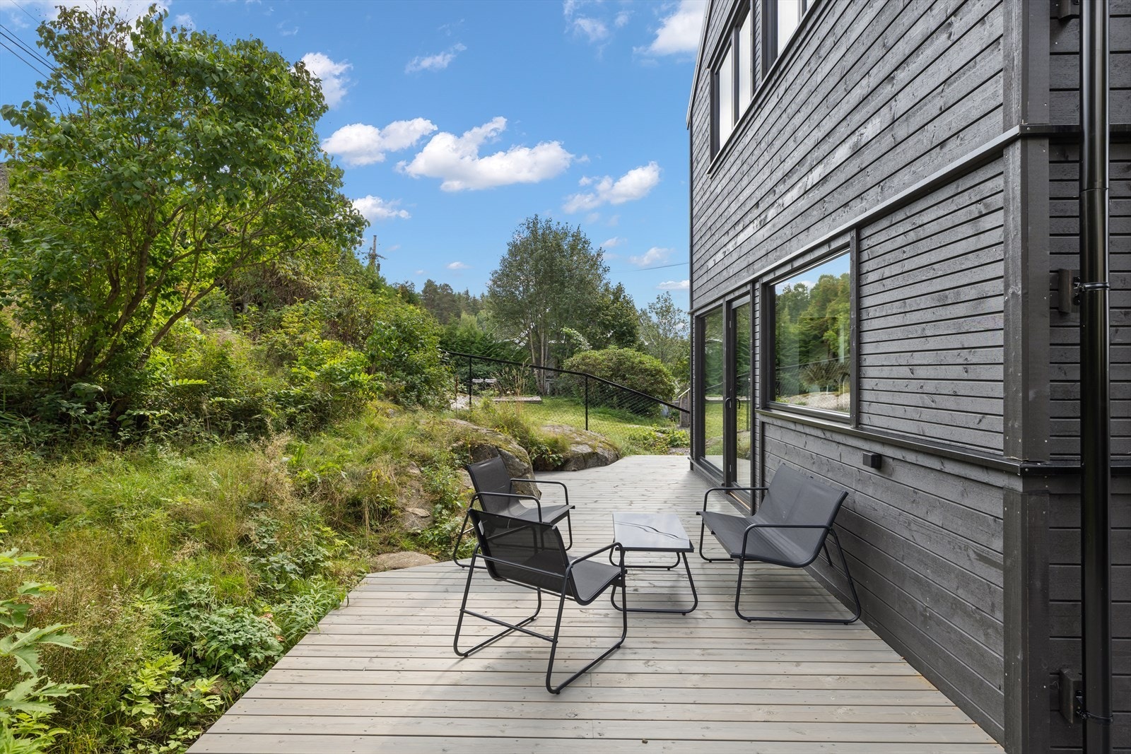 Her er det god plass til både spisegruppe, lounge-møbler og grill - et perfekt sted for sommerfester, sosiale kvelder eller rolige stunder i solen. Galleribilde