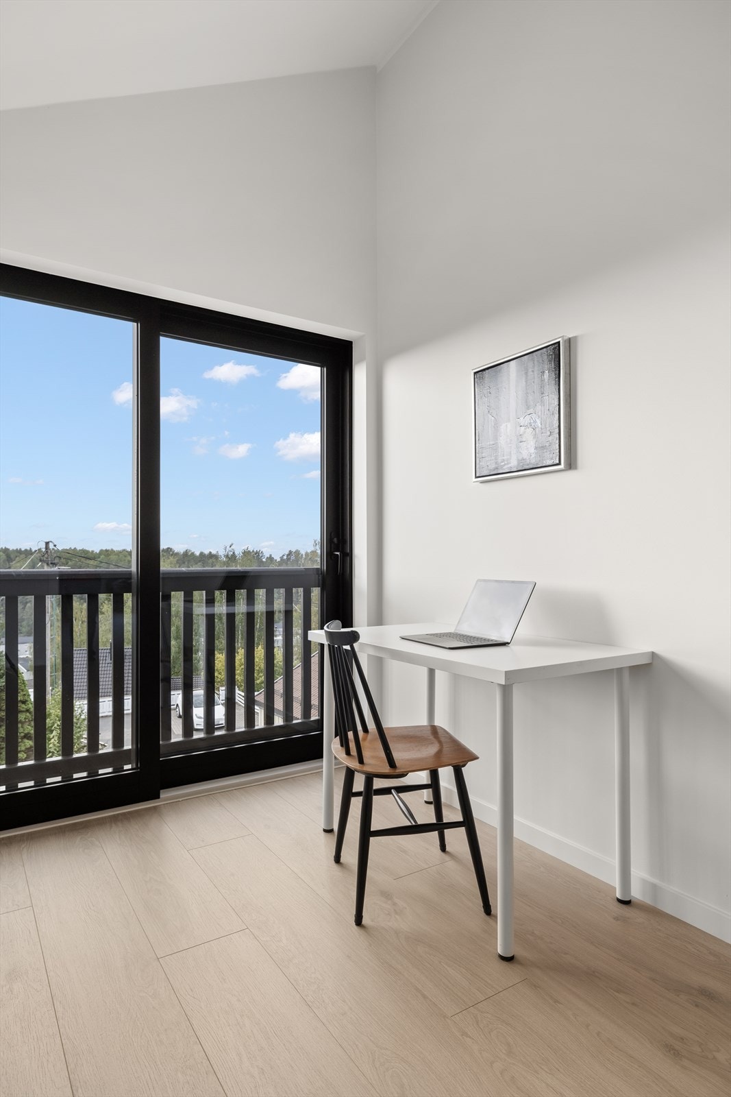 Rommet har i tillegg utgang til en fransk balkong - perfekt for å slippe inn frisk luft og ekstra dagslys, samtidig som det tilfører rommet et eksklusivt preg. Galleribilde