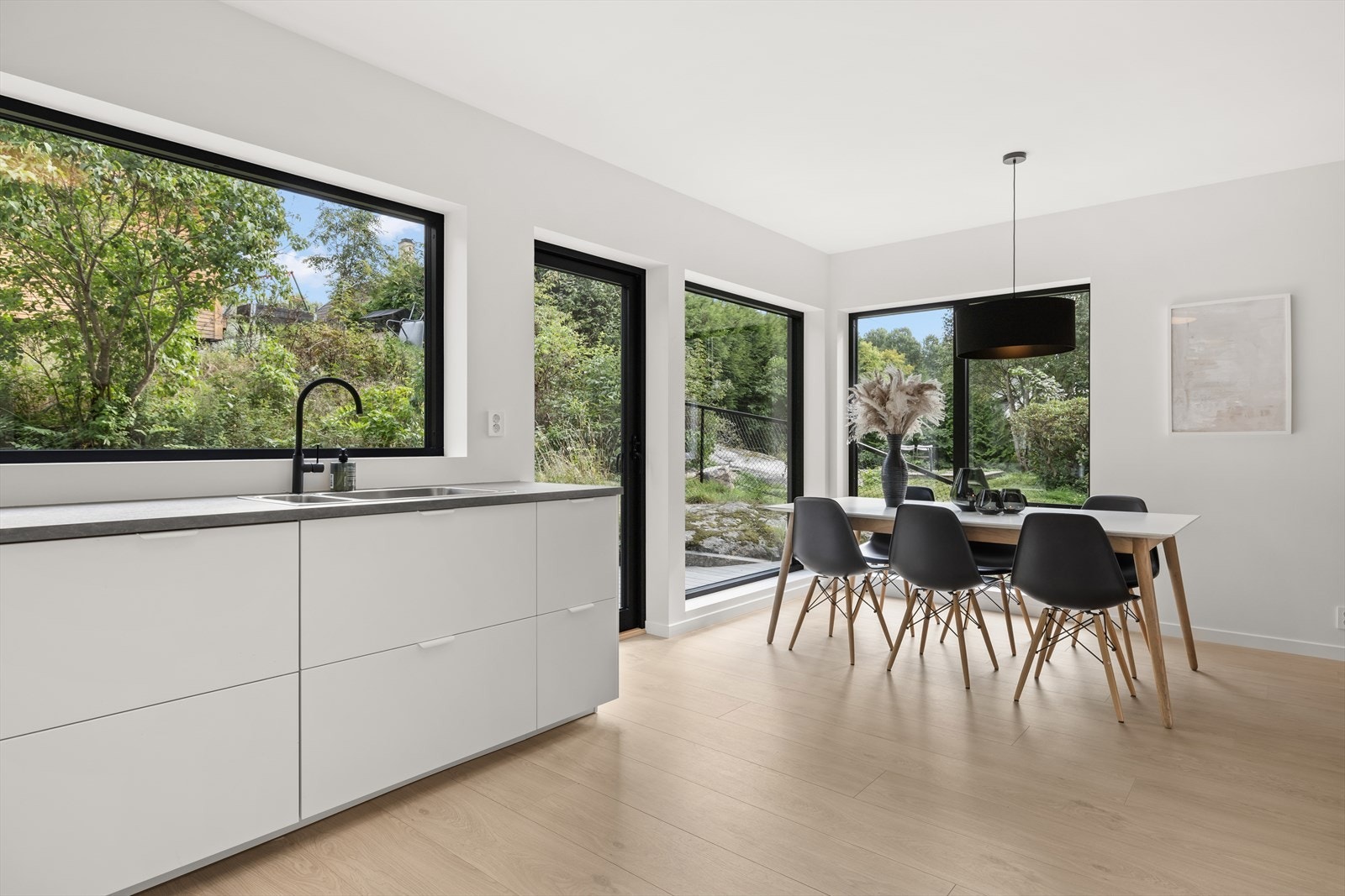 Fra kjøkkenet er det direkte utgang til den østvendte terrassen på ca. 71 kvm, perfekt for sommermåltider og sosiale sammenkomster. Galleribilde