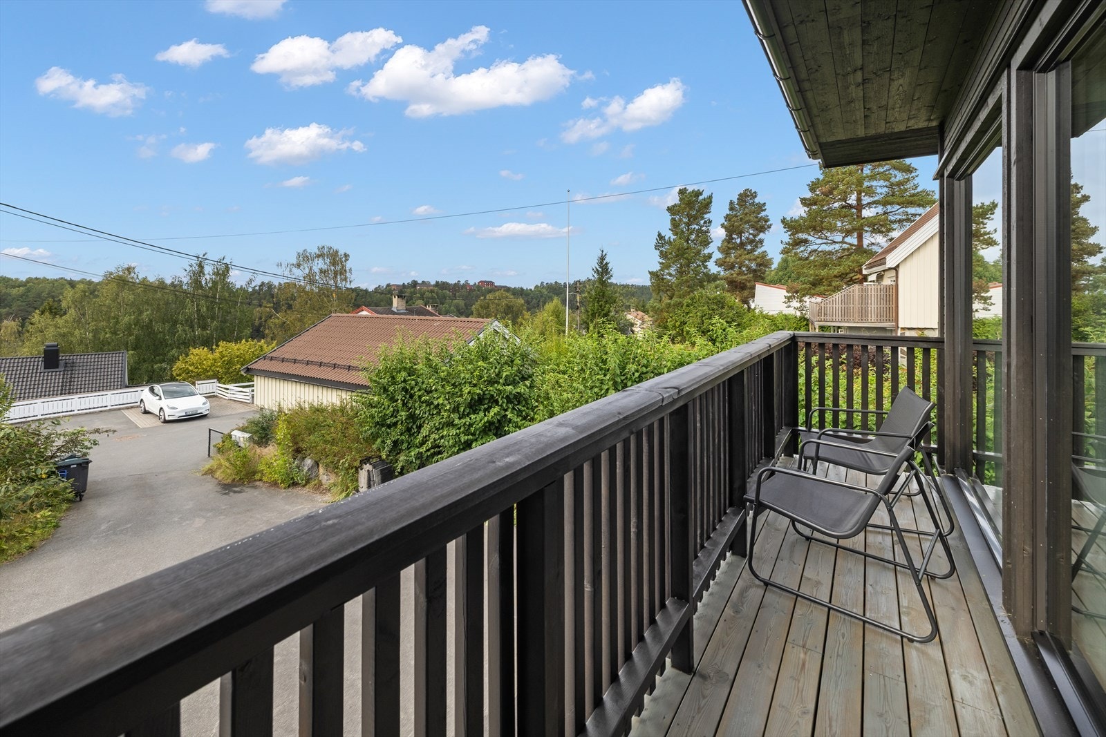 Balkongen er oppført med tregulv, folietekking under og har både stikkontakt og god plass til utemøbler. En perfekt forlengelse av stuen - enten du vil nyte morgenkaffen i ro og mak eller samle venner til sosiale sommerdager. Galleribilde