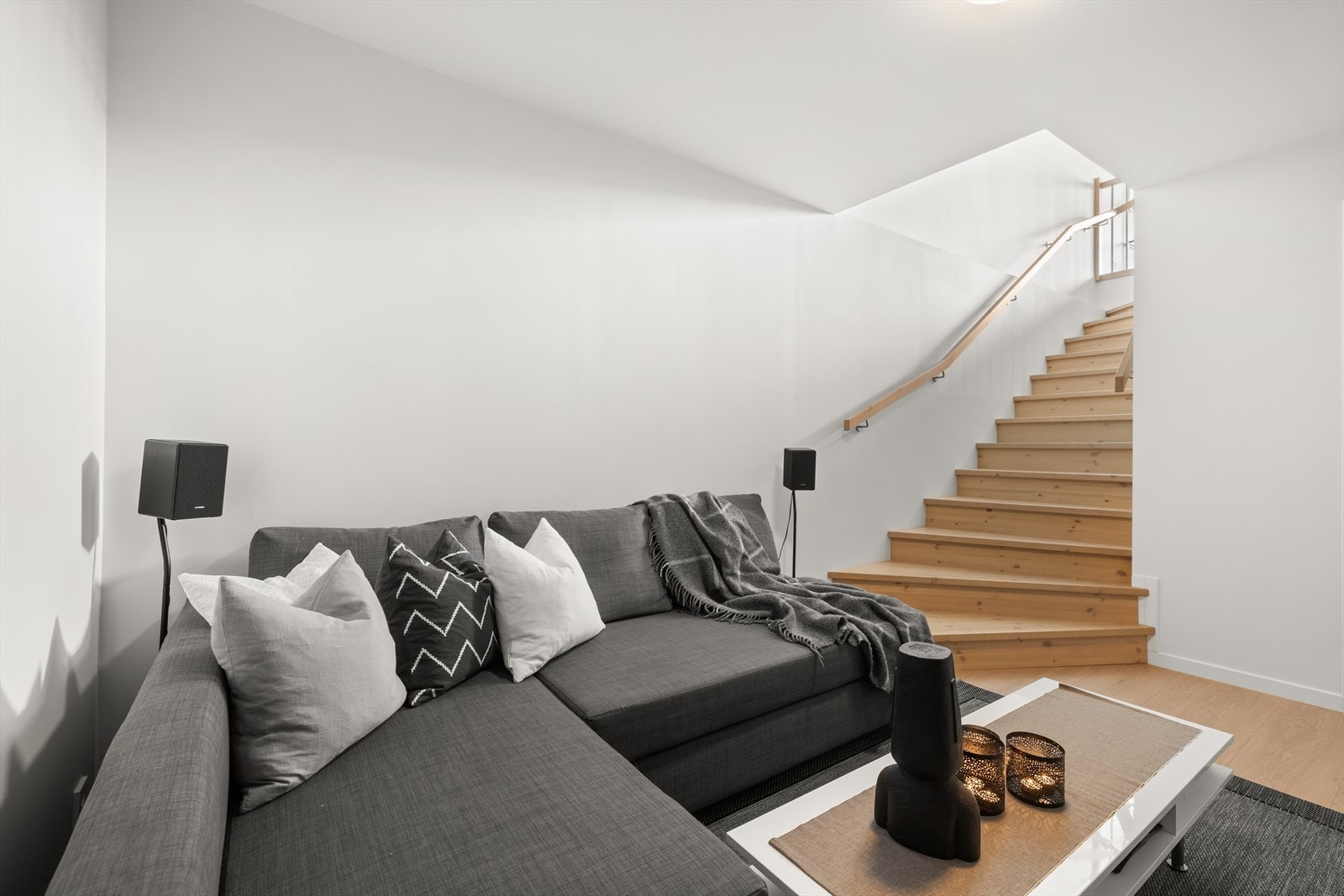 Underetasjen byr på både praktiske og sosiale kvaliteter, og gir boligen et helhetlig og funksjonelt plan. Galleribilde