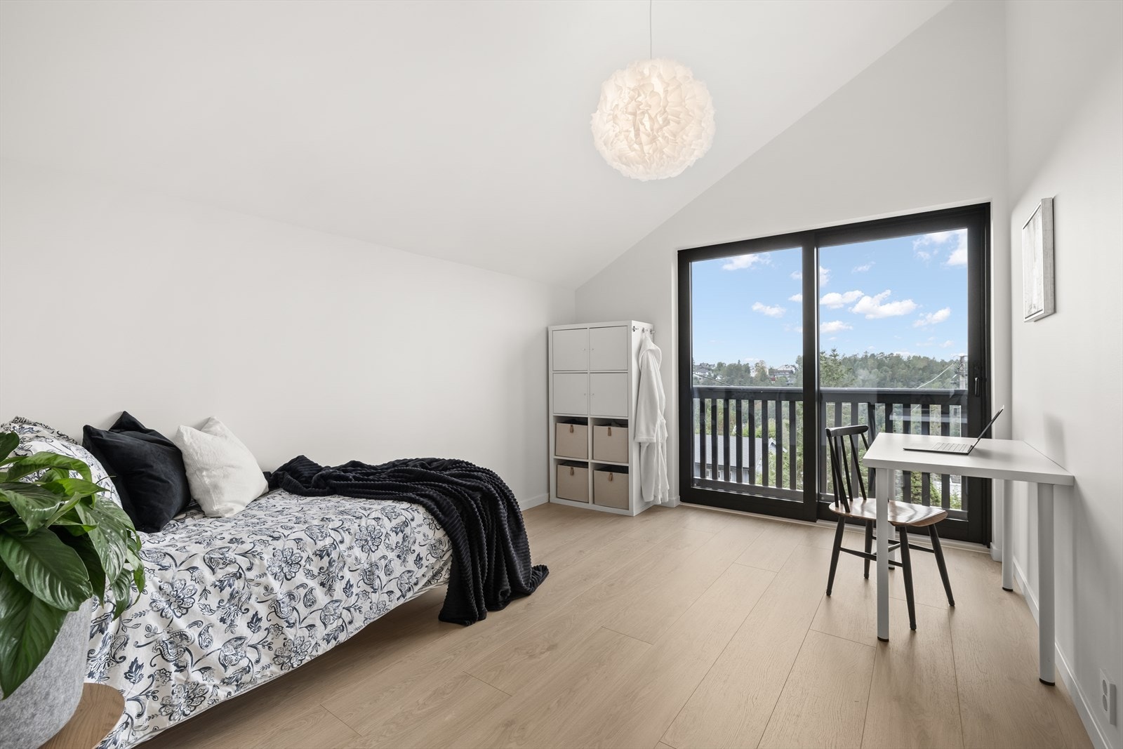 Soverom 2 har en lys og behagelig atmosfære med plass til seng, garderobe eller hjemmekontorløsning. Galleribilde