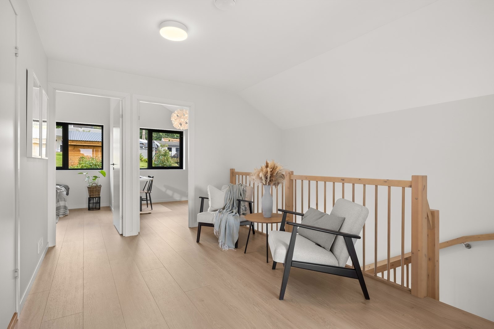 De lyse veggflatene og enstavs laminatgulvet gir gangen et moderne uttrykk. Galleribilde