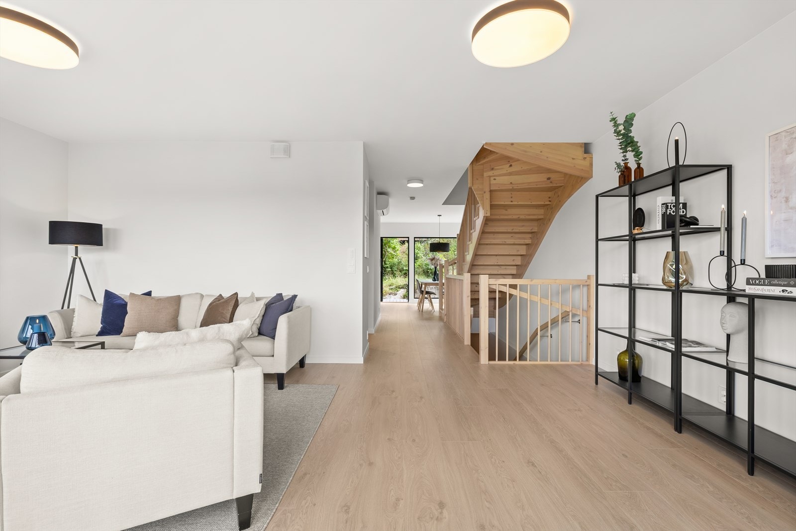 Stuen er boligens naturlige samlingspunkt - lys, romslig og innbydende. Galleribilde