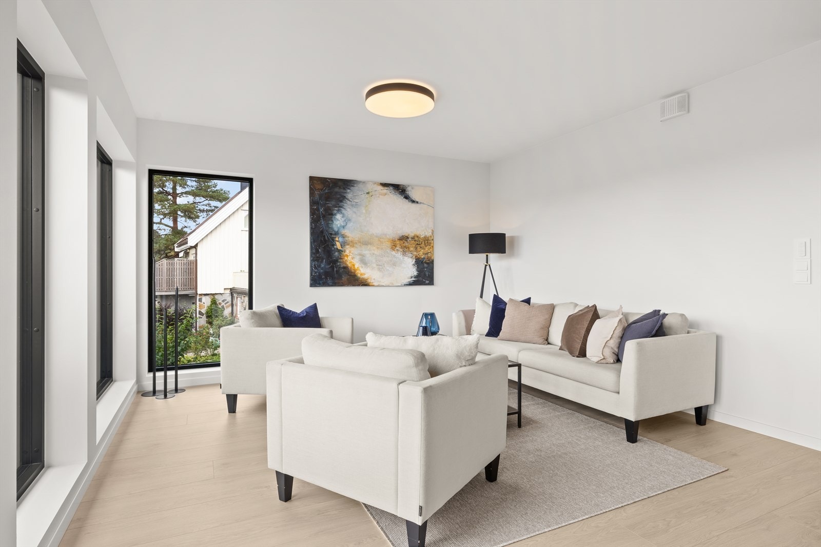 Boligen er gjennomført med tidløse og moderne materialvalg. På gulvene er det lagt enstavs laminat med trinnlydplater under, som gir både et stilrent uttrykk og en behagelig romfølelse. Galleribilde