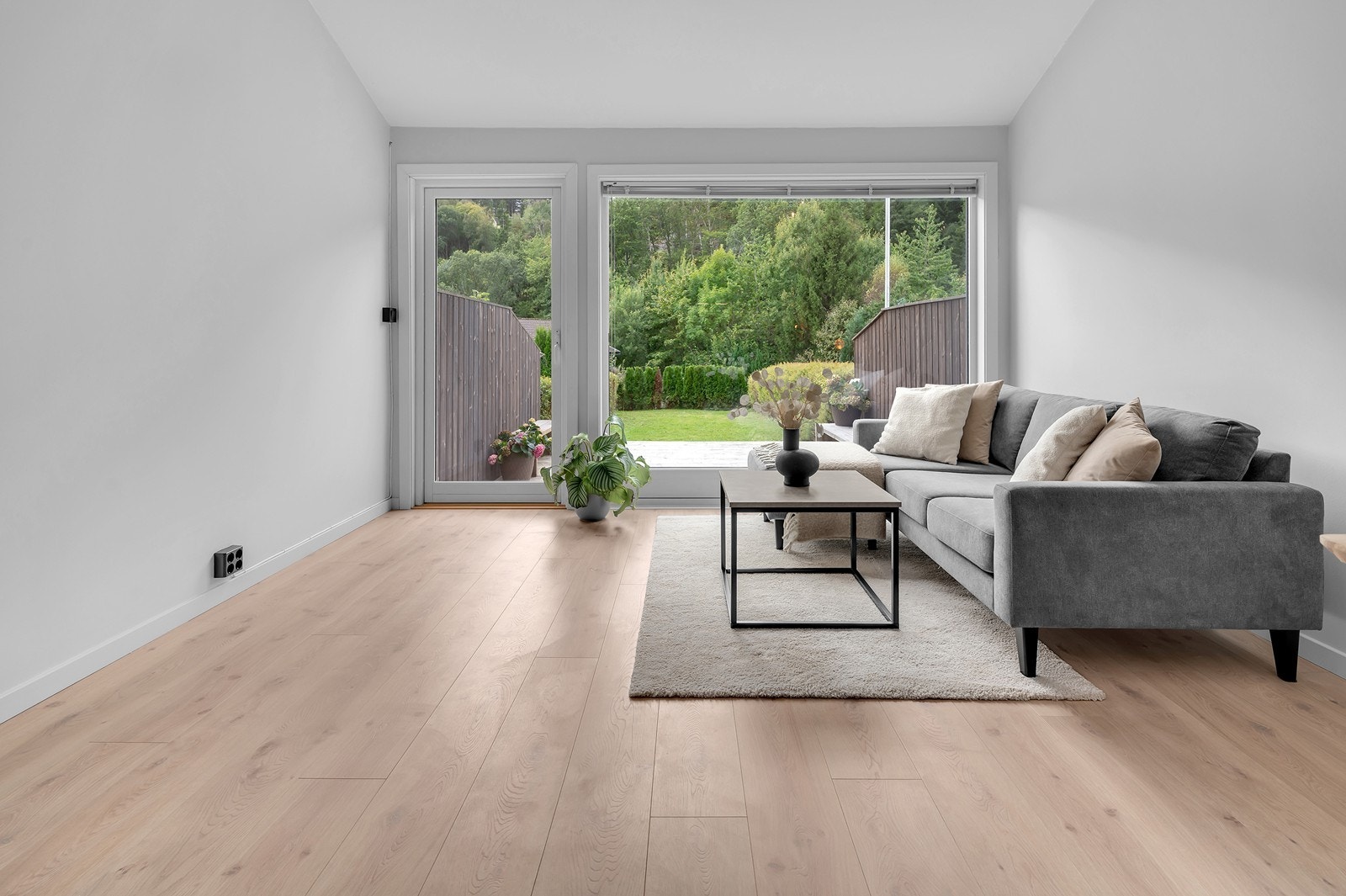 Stuen har store vindusflater som gir rikelig med lysinnslipp og fint utsyn. Direkte adgang til terrasse fra stue. Galleribilde