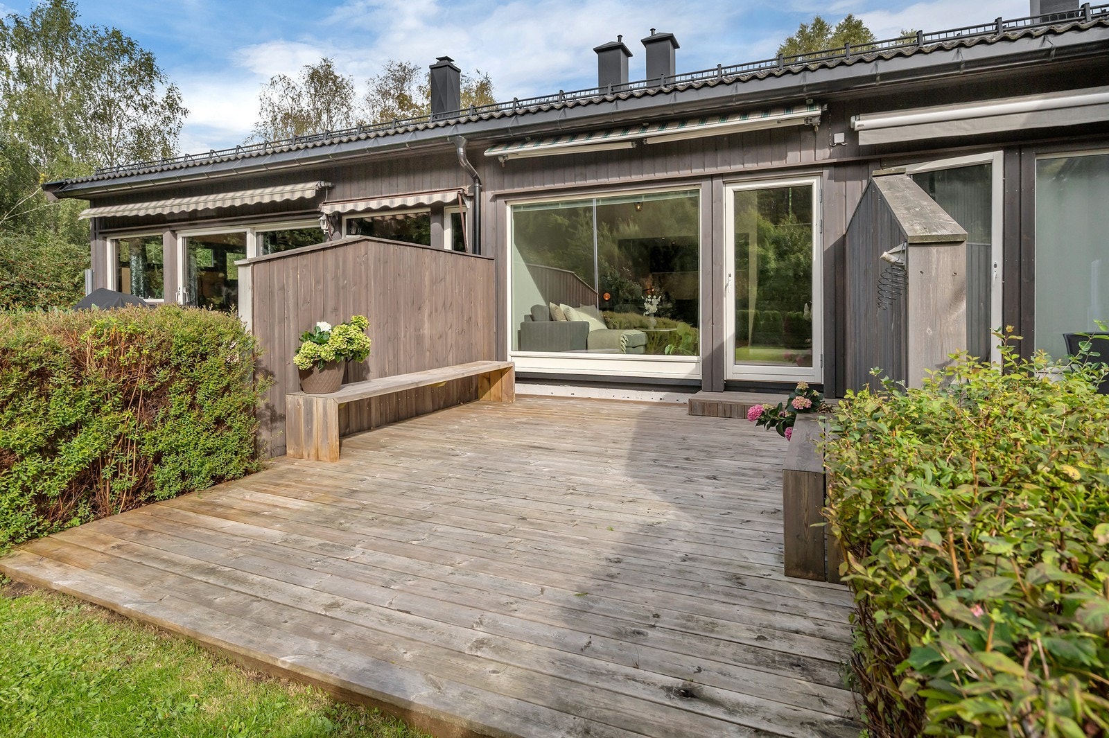 Et lekkert oppusset rekkehus med solrik terrasse fra 2020 og hage, samt parkering med plass til flere biler. Galleribilde