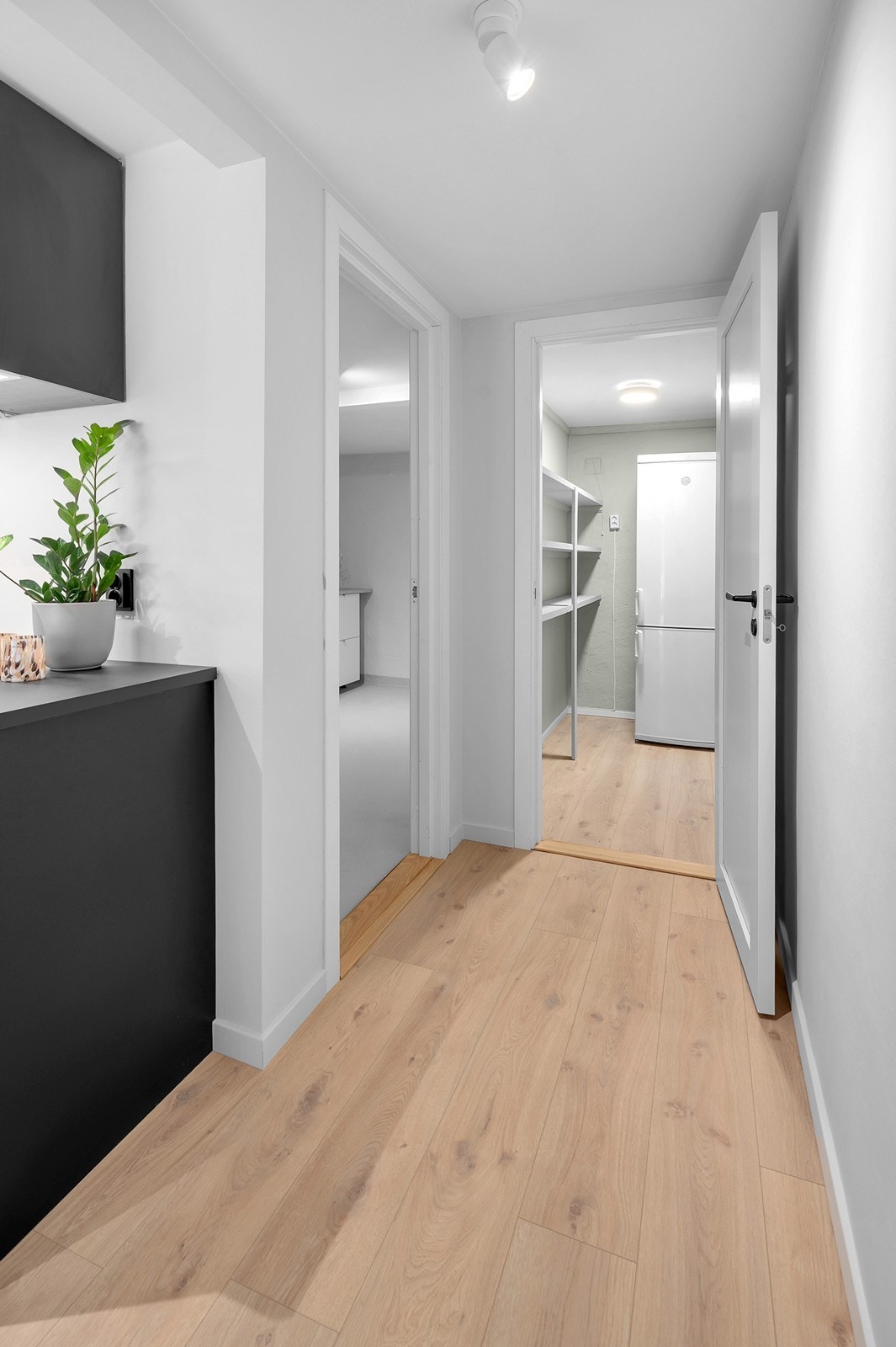 Gang i underetasje. Adgang til smart innredet vaskerom og bod. Galleribilde