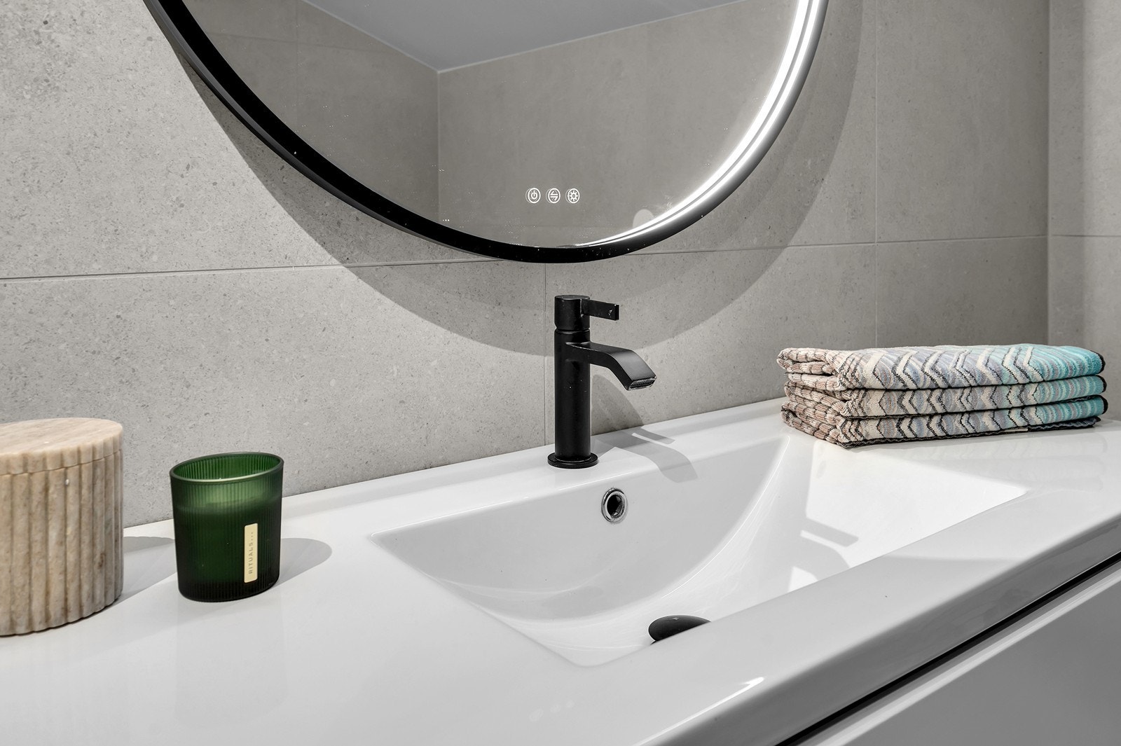 Speil med lys i flere nyanser og styrker. Galleribilde