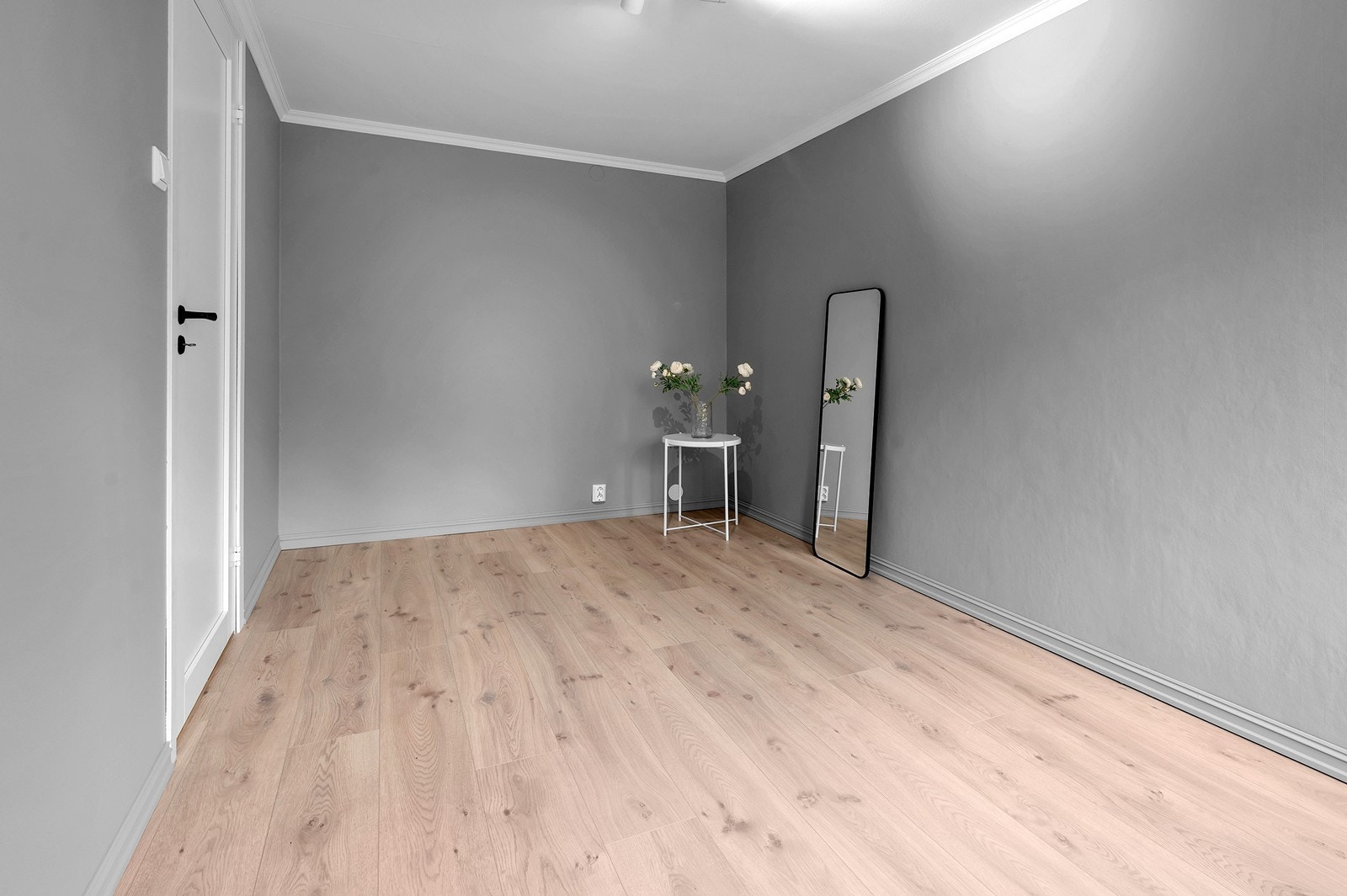 Romslig soverom med god plass til seng, garderobe og skrivebord. Galleribilde