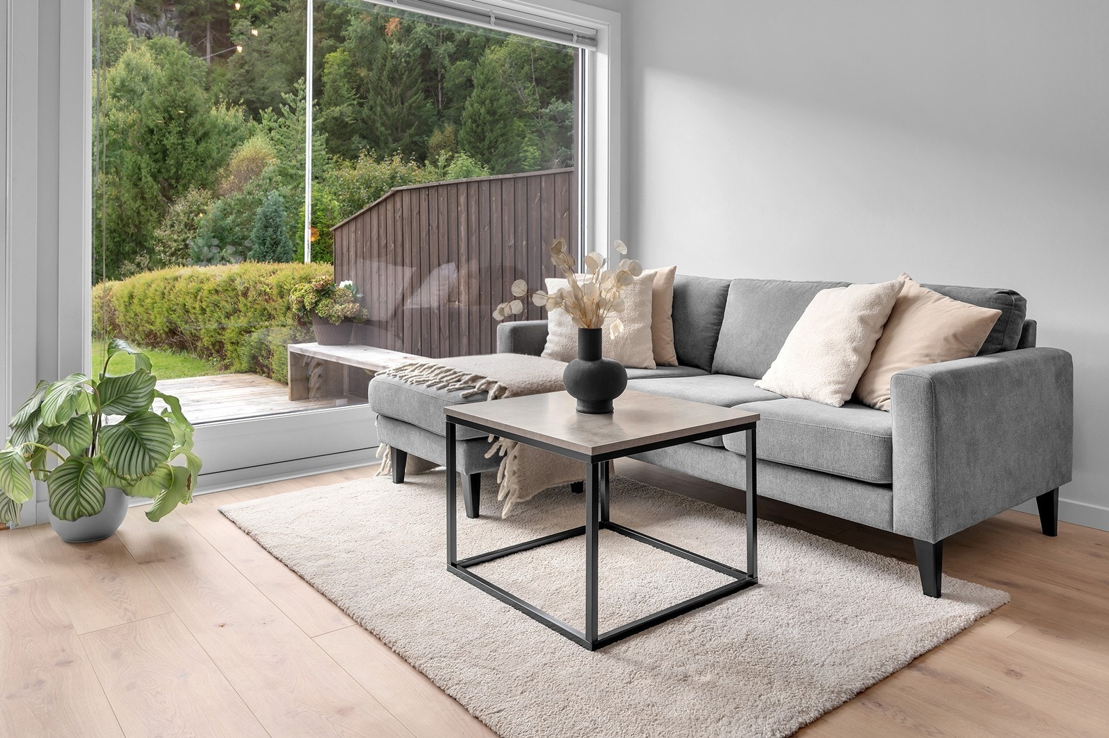 Boligen fremtrer i god teknisk stand og det er utført en rekke oppgraderinger de siste årene. Alle rom er pusset opp (sparkling, maling, gipsing aug/sep 2025). Galleribilde