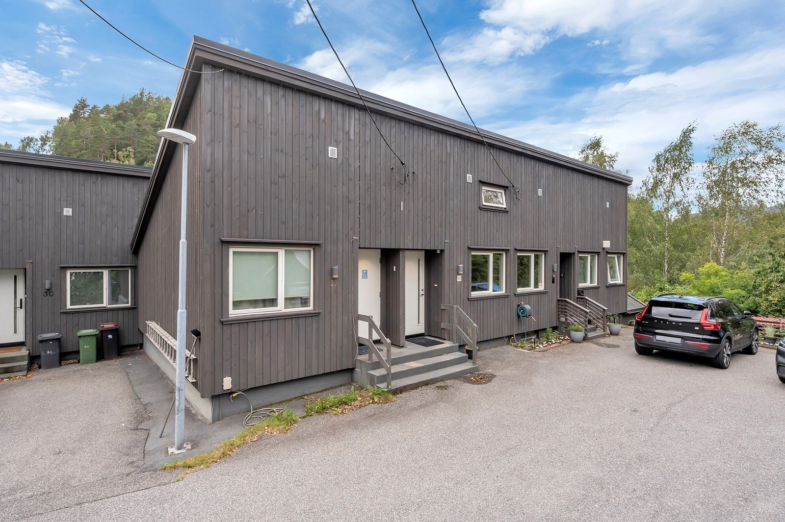 Dagligvare, bensinstasjon, Moseid bakeri og Mosby oppvekstsenter i nærheten. Herlige turmuligheter og badesteder i nærområdet. Busstopp med hyppige avganger. Galleribilde