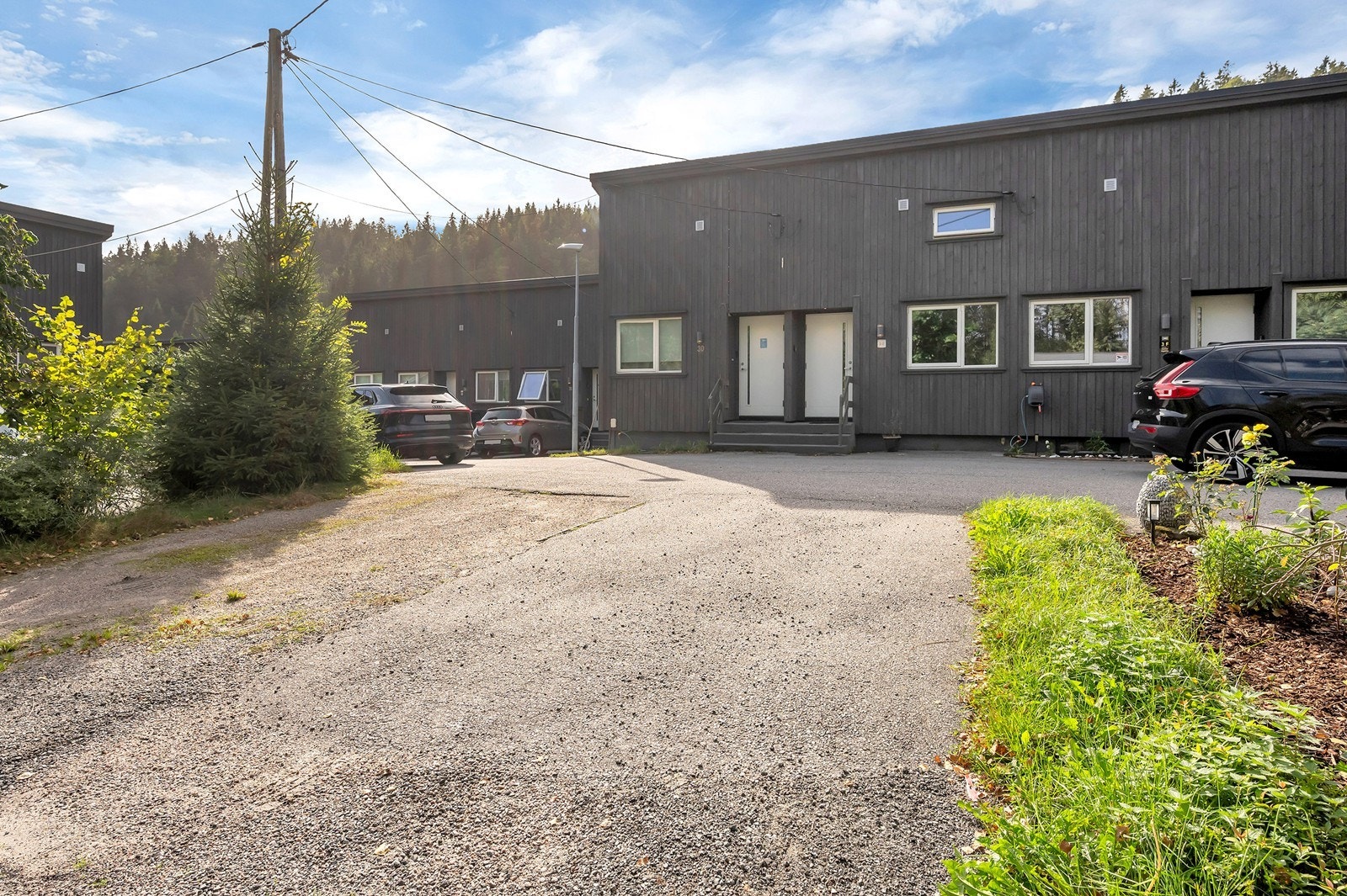 Opparbeidet parkering foran andelen med plass til flere biler. Velkommen til visning, husk påmelding. Galleribilde