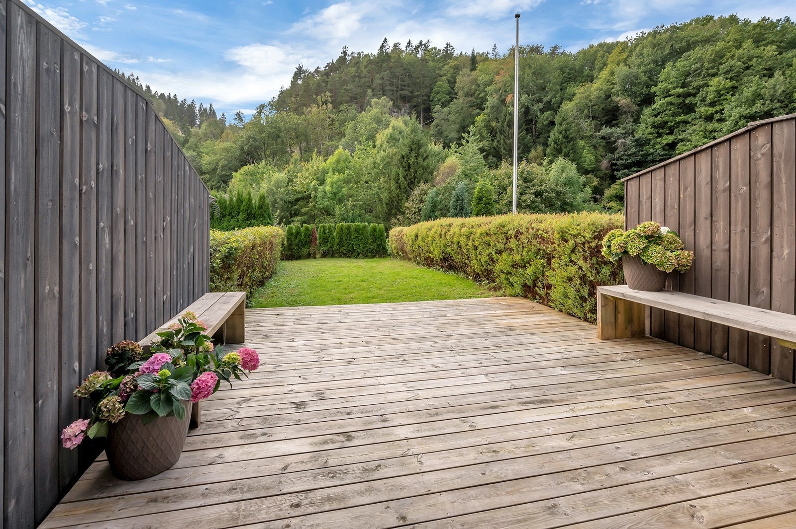 Nyere terrasse fra 2020 og hage. Solrike omgivelser. Usjenert med utsyn mot skog. Galleribilde