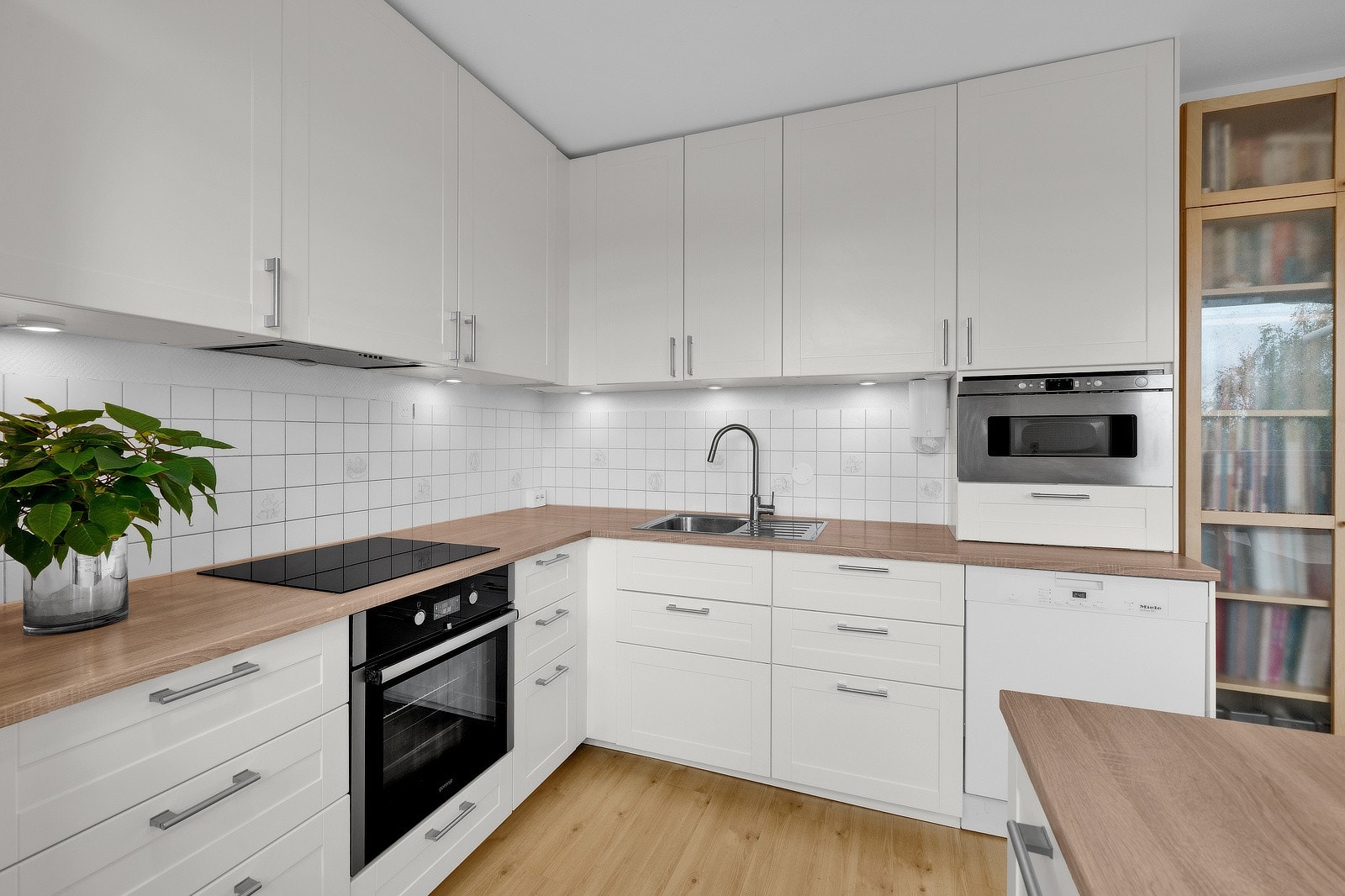 Kjøkkenet er utstyrt med platetopp, nedfelt kum med ettgreps blandebatteri, kombi kjøl-/fryseskap, stekeovn, mikrobølgeovn og oppvaskmaskin. Avtrekk skjer via kjøkkenventilator med kullfilter, mens tilluft tilføres gjennom spalteventiler i vinduer. Galleribilde