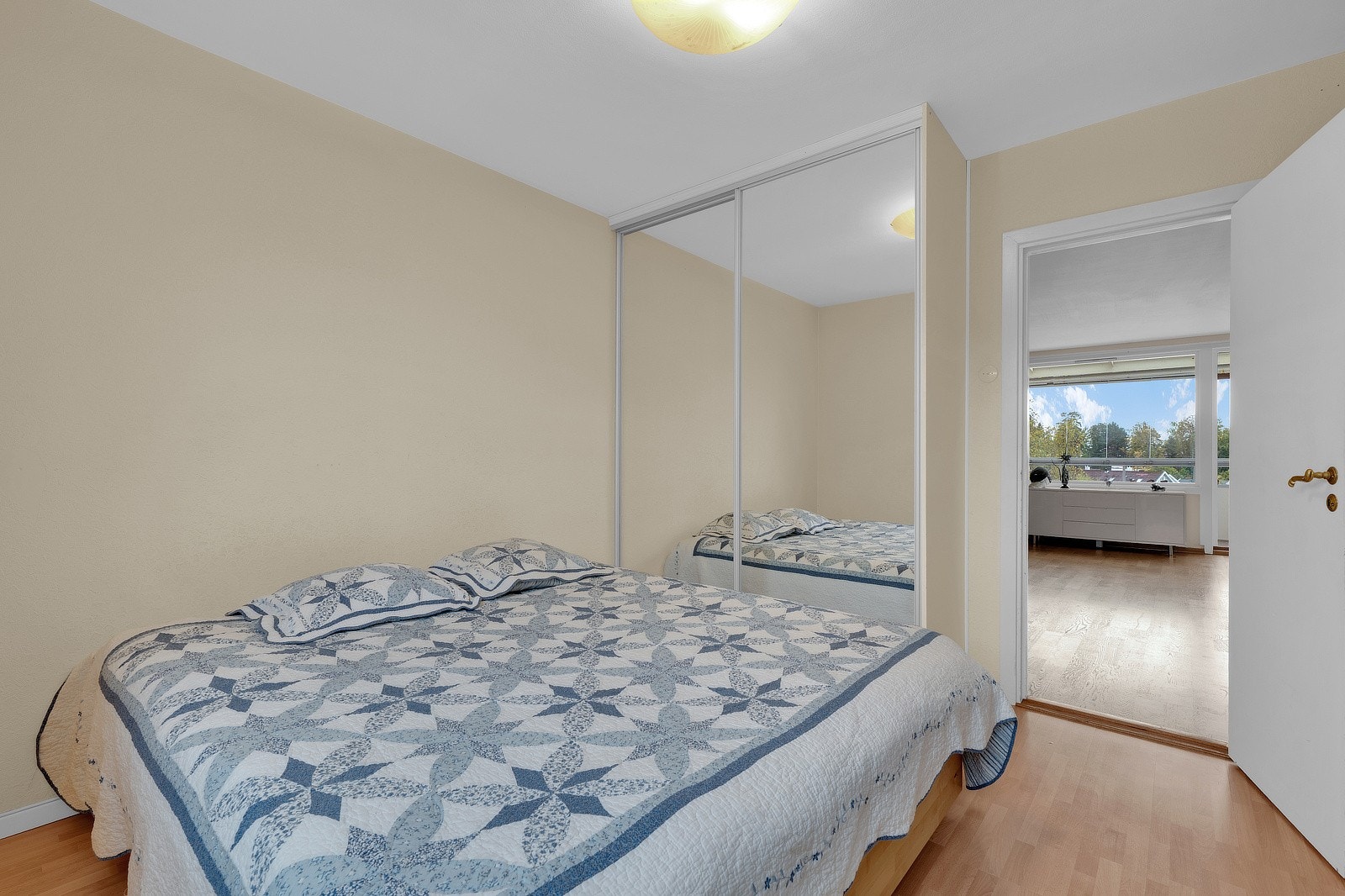 Stort og praktisk skyvedørsgarderobeskap gir god oppbevaringsplass for klær. Galleribilde