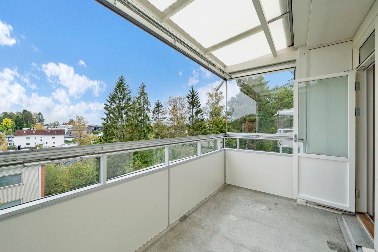 Her er det god plass til utemøbler, grill, planter og annet ønsket interiør som gjør uteplassen til en forlengelse av stuen. Galleribilde