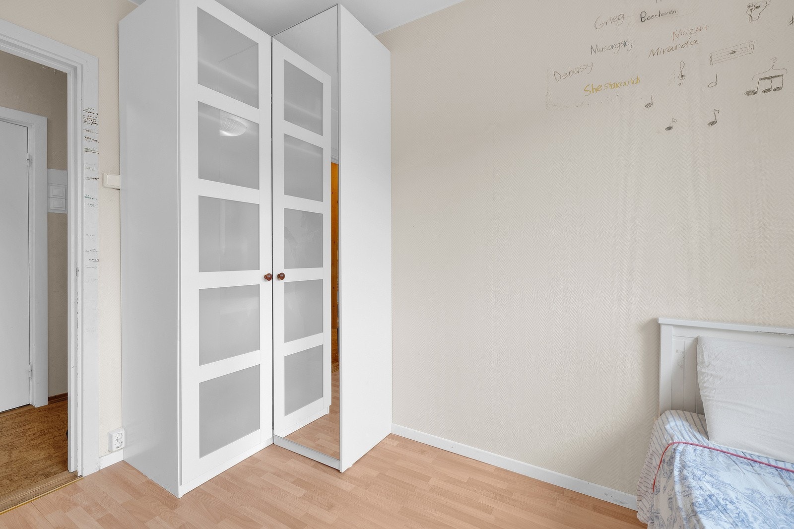 Rommet har plass til seng med nattbord, garderobe og annet ønsket inventar. Galleribilde