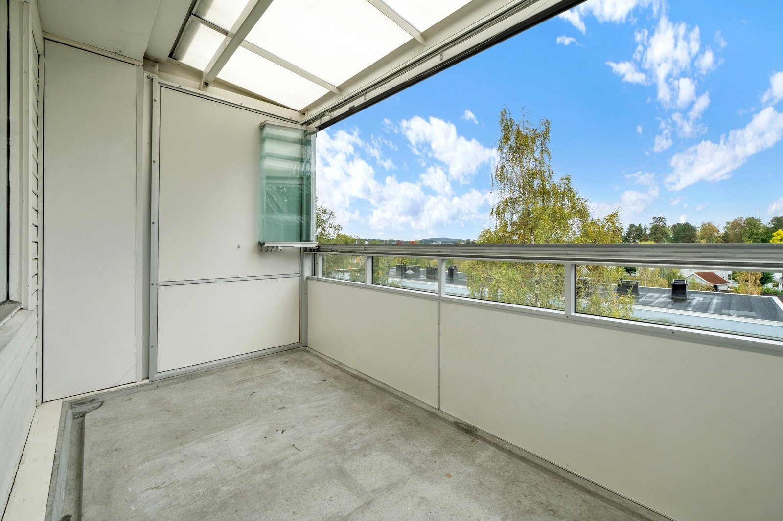 Herlig sørvestvendt innglasset balkong på ca. 8 kvm med direkte adkomst fra stuen. Galleribilde