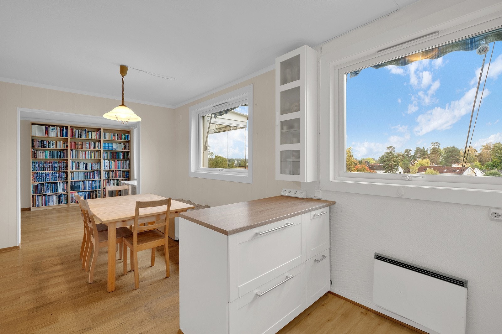 Funksjonelt og godt utstyrt kjøkken med store vinduer som gjør det enkelt å lufte ut. Her er det god plass til langt spisebord med plass til hele familien ved de store vinduene. Galleribilde