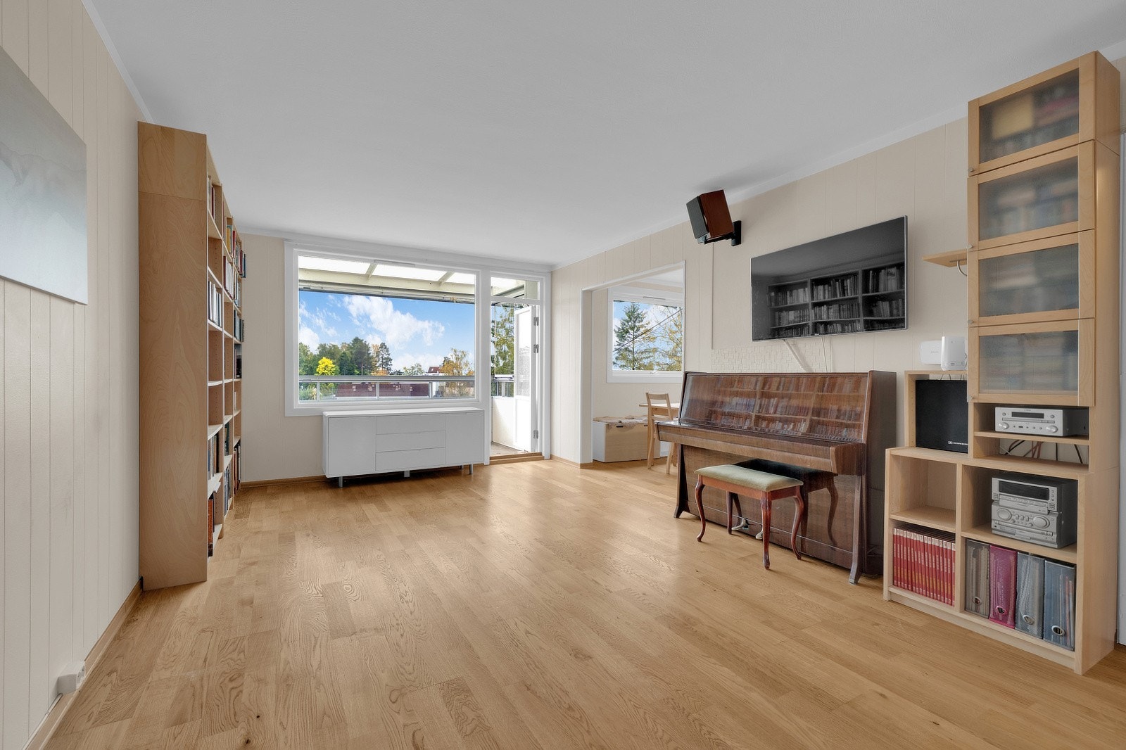 Innbydende og meget stor stue med luftig planløsning som gir gode møbleringsmuligheter. Galleribilde