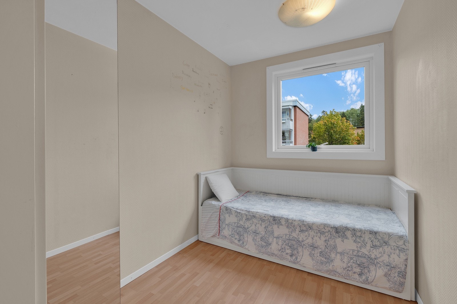 Det tredje soverommet er av god størrelse og passer godt som barnerom, kontor eller gjesterom. Store vindusflater gir godt med lys og enkel ventilasjon. Galleribilde