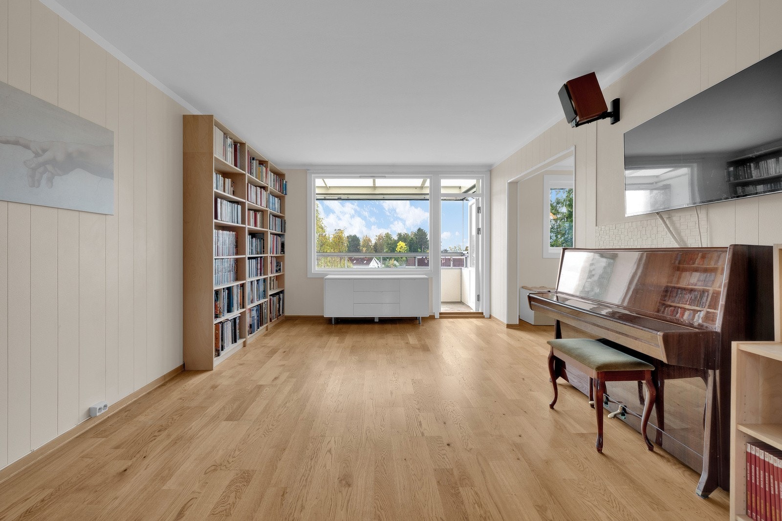 Fra stuen er det direkte utgang til en innglasset balkong, som fungerer som en fin forlengelse av stuen. Galleribilde