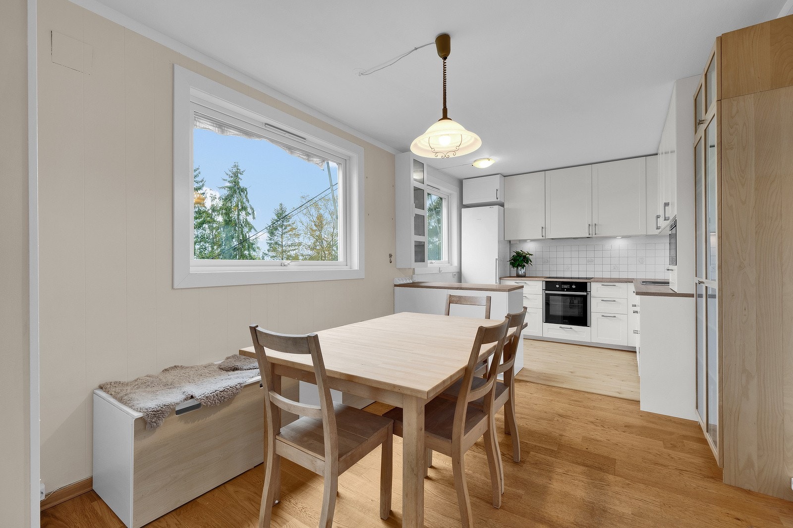 Separat kjøkken med åpen løsning mot spisestue. Galleribilde