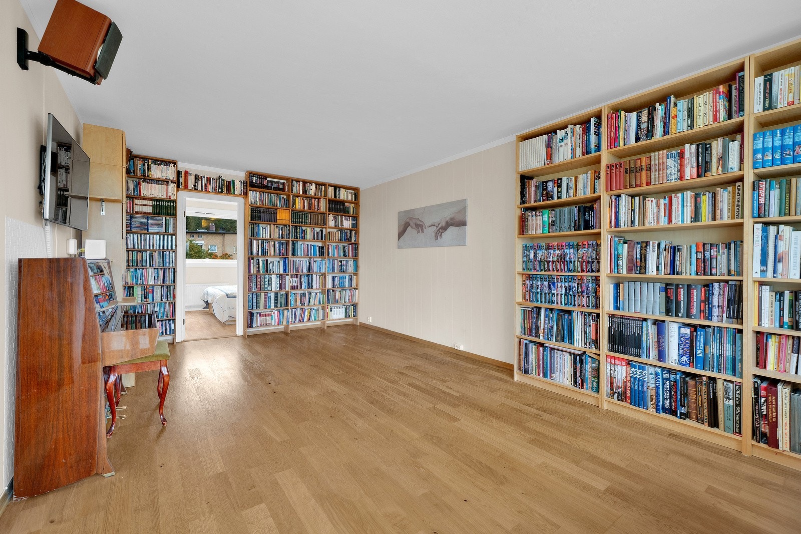 Her er det god plass til sofagruppe, TV med tilhørende møblement og annet ønsket inventar. Galleribilde