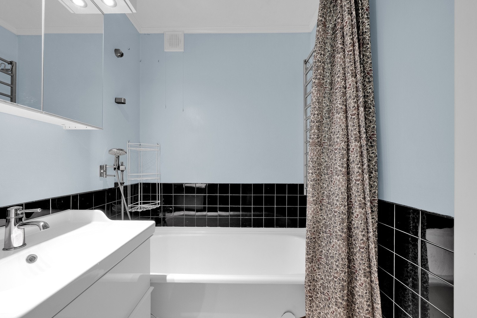 Rommet er innredet med badekar, servantinnredning med servant og speil. Ventilasjon skjer via oppdriftsventil. Galleribilde