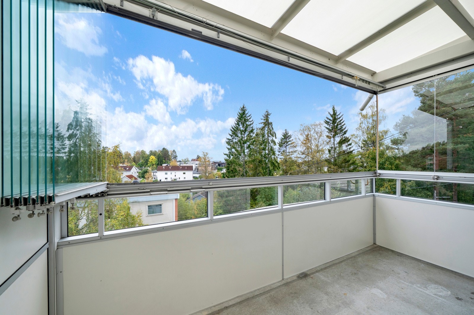 En romslig og familievennlig leilighet med flott og usjenert beliggenhet i grønne omgivelser. Galleribilde