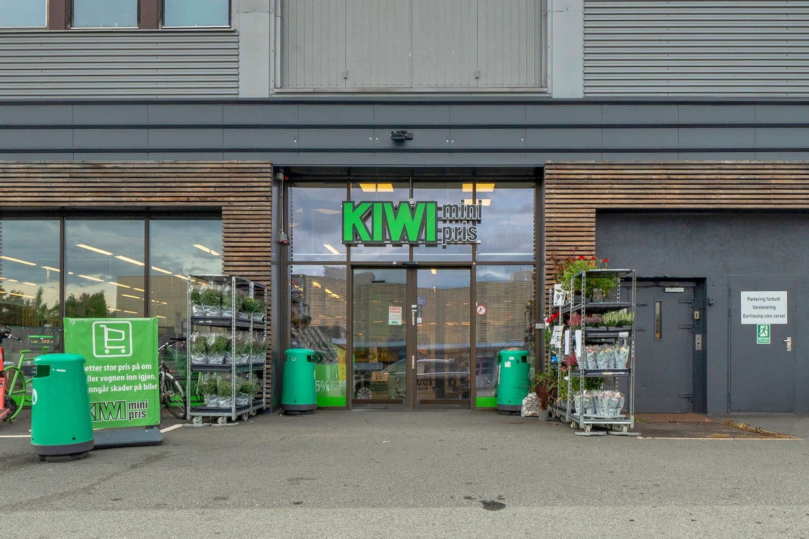 Dagligvarehandelen kan enkelt gjøres ved bl.a. Rema 1000 eller Kiwi og Meny som ligger rett i nærheten. For ytterligere butikker og servicetilbud ligger Lambertseter senter i kort avstand fra boligen. Galleribilde