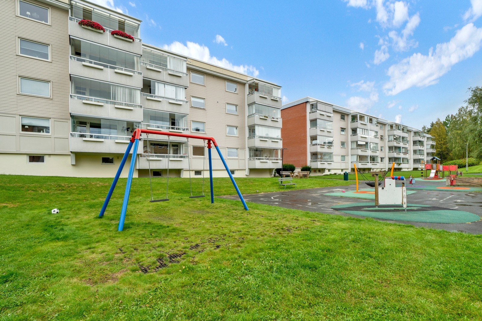 I Langbølgen 71 bor du usjenert mot hyggelig grøntområdet med kort vei til de fleste servicetilbud, offentlig kommunikasjon, lekeplasser og flotte turområder. Galleribilde