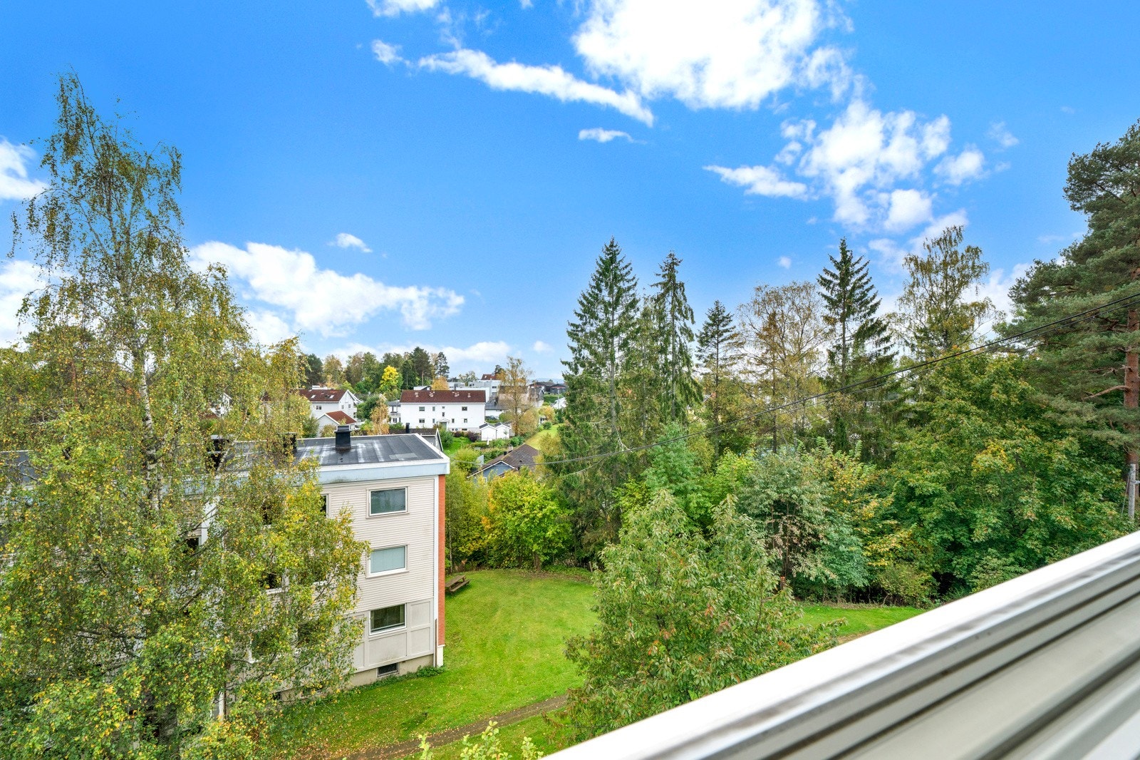 Usjenert intern beliggenhet med hyggelig utsyn mot rolige, grønne omgivelser. Galleribilde