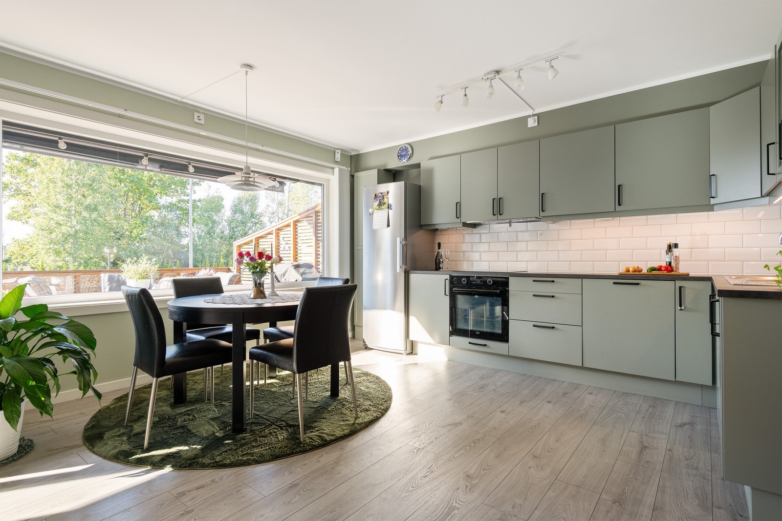 Kjøkken i åpen løsning med stuen. Kjøkkenet er oppgradert med nye kjøkkenfronter. Galleribilde