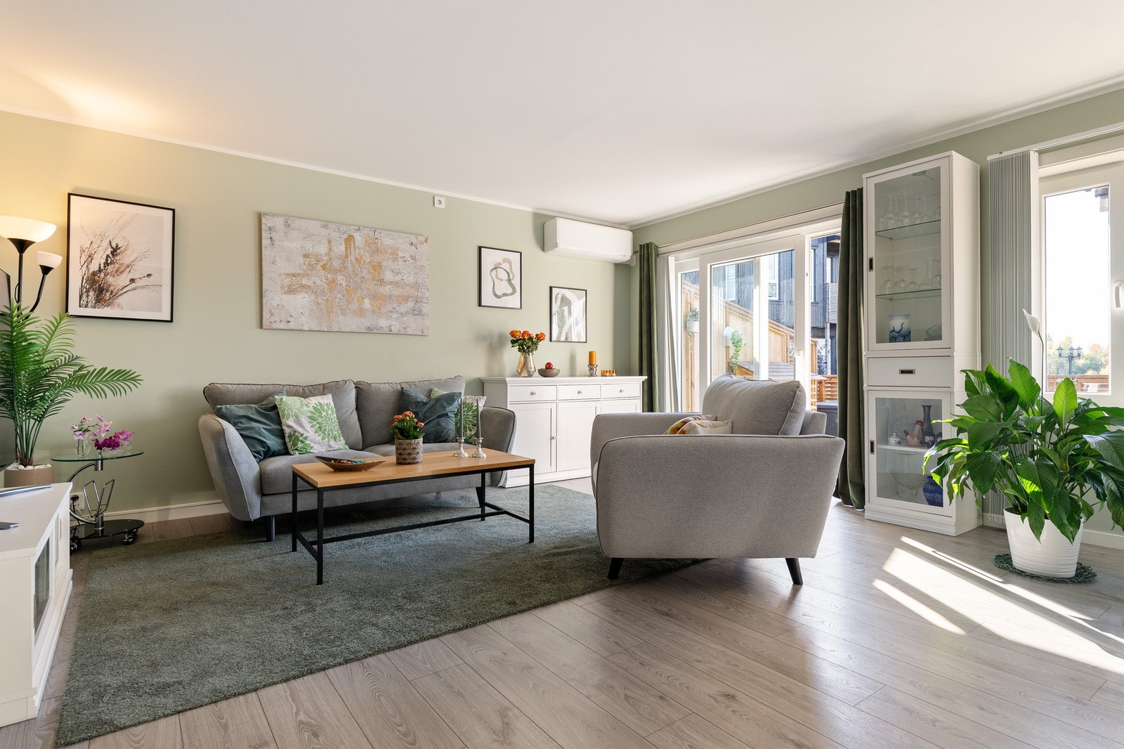 Stor og luftig stue med utgang til solrik uteplass. Galleribilde